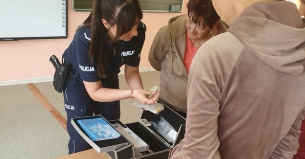 W ramach działań profilaktycznych ukierunkowanych na bezpieczeństwo i zdrowie dzieci i młodzieży przedstawicielka pyrzyckiej Policji wraz z pracownikiem Powiatowej Stacji Sanitarno-Epidemiologicznej w Pyrzycach spotkali się z młodzieżą oraz rodzicami uczniów ze Szkoły Podstawowej w Jesionowie w ramach akcji edukacyjnej realizowanej w ramach programu „Porozmawiajmy o zdrowiu i nowych zagrożeniach”.